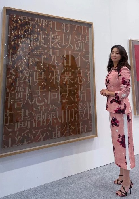 [SCin스타] 와인 사업 나서더니 아트페어 참석까지? 김희선, 핑크 셋…