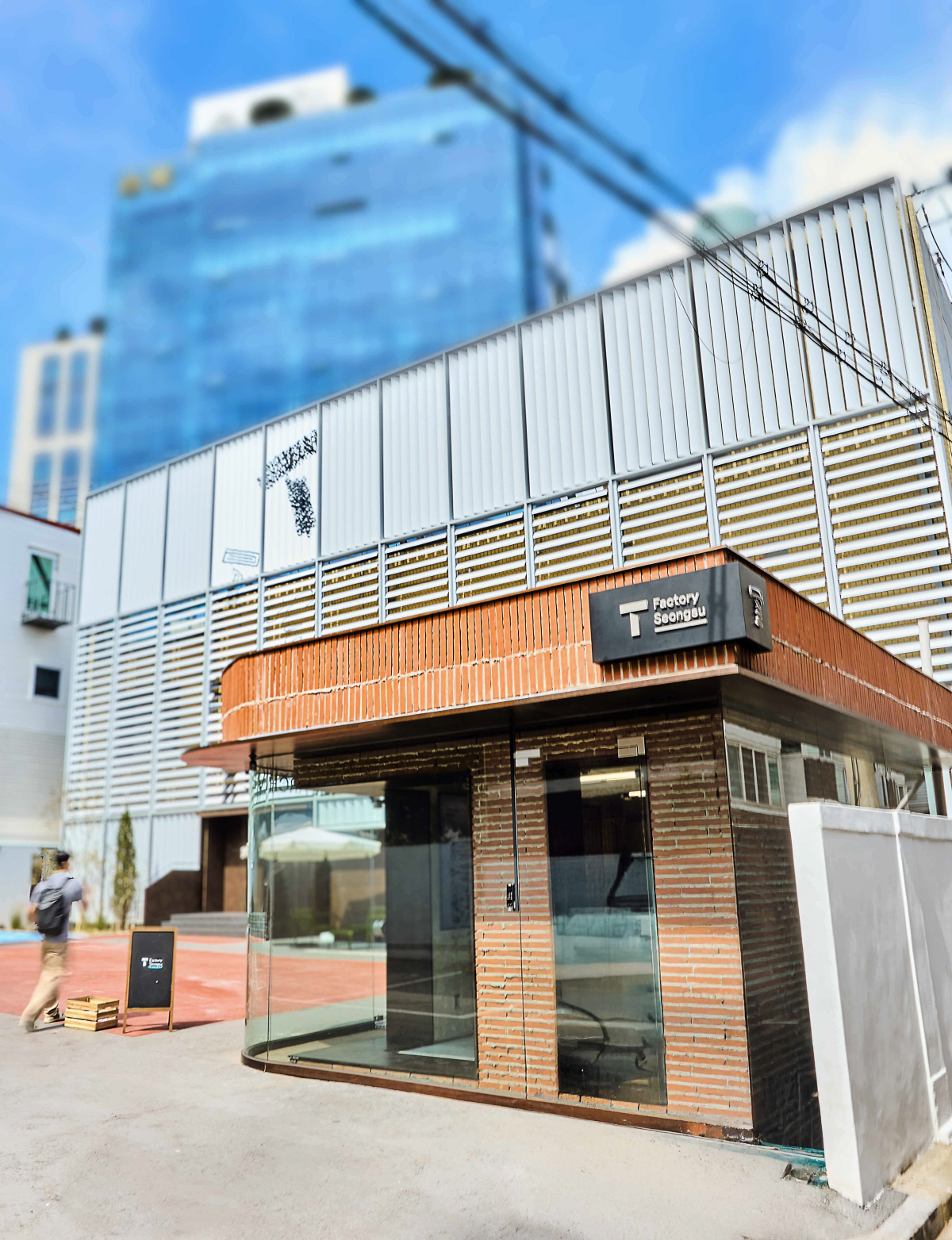 SK텔레콤,'T팩토리 성수' 오픈…"2030세대 새로운 낭만 초점, 차별…