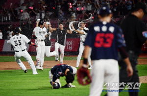 '끝내기 실책' 트라우마 걱정 → 2만1529명 가슴에 자기 이름 새긴 슈퍼스타 박찬형…'154㎞ 직구 통타' 강심장 쓰리런 빛났다 [인천포커스]
