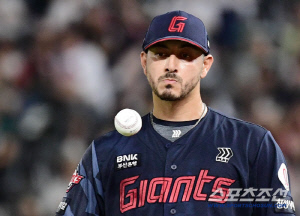 '과연 누구의 잘못인가?' 10승 투수 버리고 데려온 벨라스케즈 4패 추락. 롯데 팬들 인내심도 바닥[인천현장]