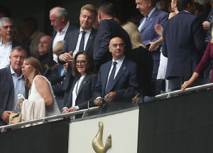 토트넘 팬들, 레비 회장 사퇴에도 