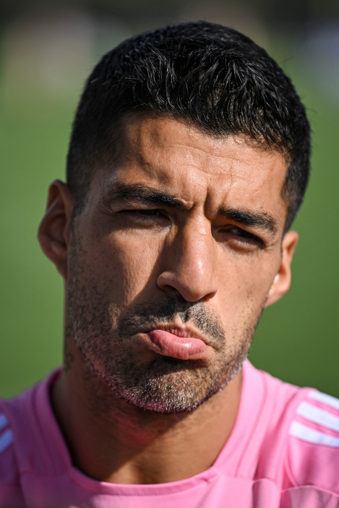 "제버릇 개못준 깨물기 악동,이번엔 침뱉기로..." 수아레스,6경기 출장정지