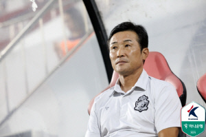 [단독]이을용 경남FC 감독, 성적 부진 책임지고 '자진사퇴'…6일 충북청주 원정 경기까지 지휘