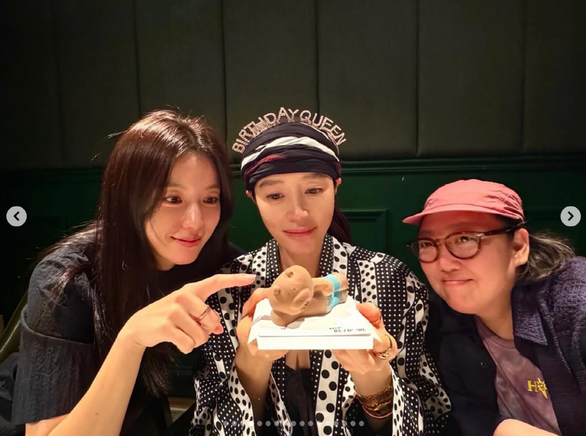 한효주부터 한지민까지..김혜수, 여배우들과 생일파티 "만수무강하세요"