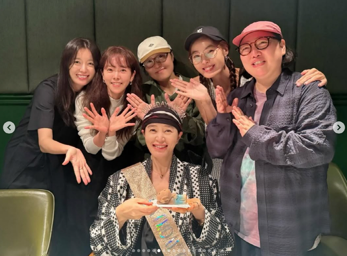 한효주부터 한지민까지..김혜수, 여배우들과 생일파티 "만수무강하세요"