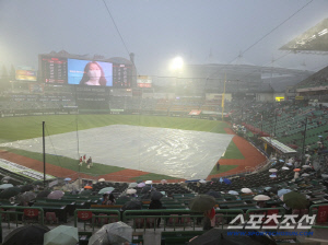 몸을 못 가눌 비바람의 습격...'아비규환' 인천, SSG-롯데전 우천 취소 [인천 현장]