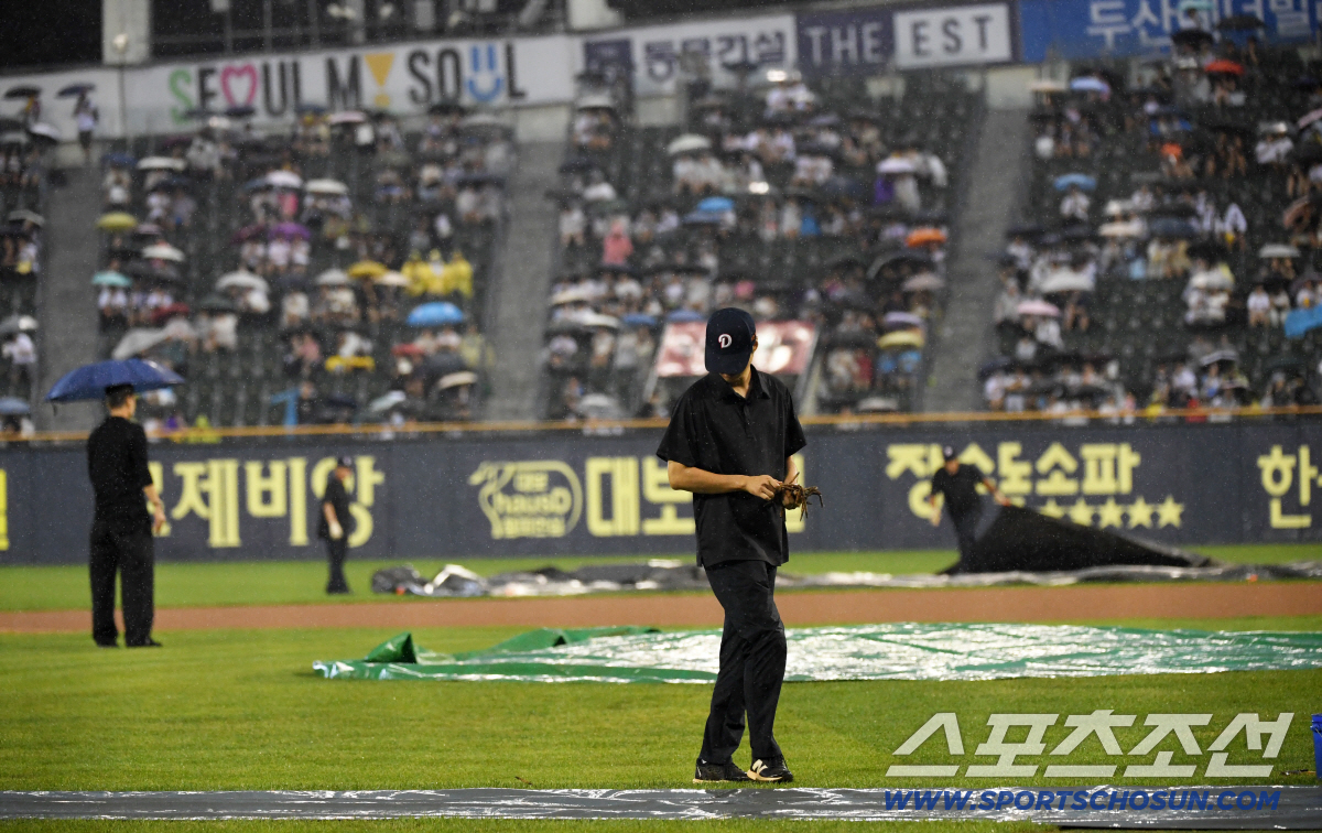 [포토] 갑자기 내리기 시작한 비로 경기 시작 지연