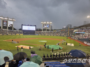 애국가 부르는데 '방수포' 전개라니! 진풍경 → 잠실 기습폭우로 플레이볼 지연
