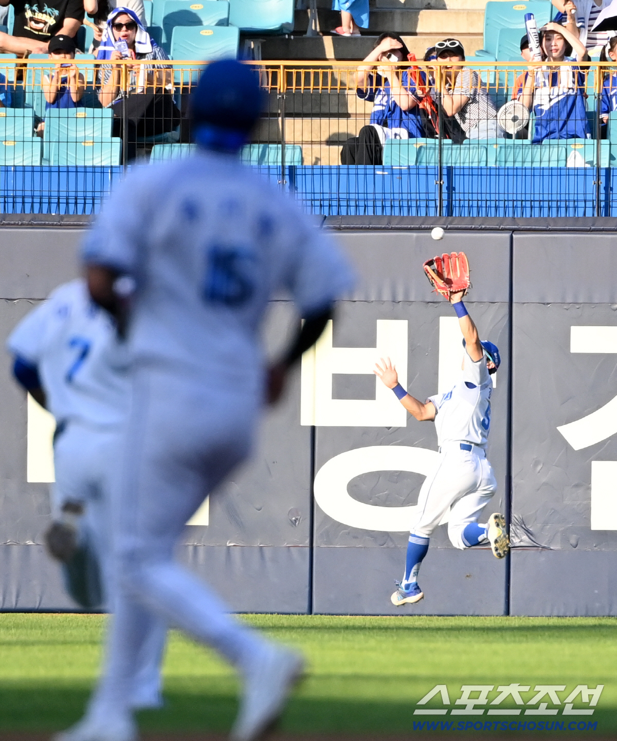 [포토] 김지찬, 투수 살리는 호수비