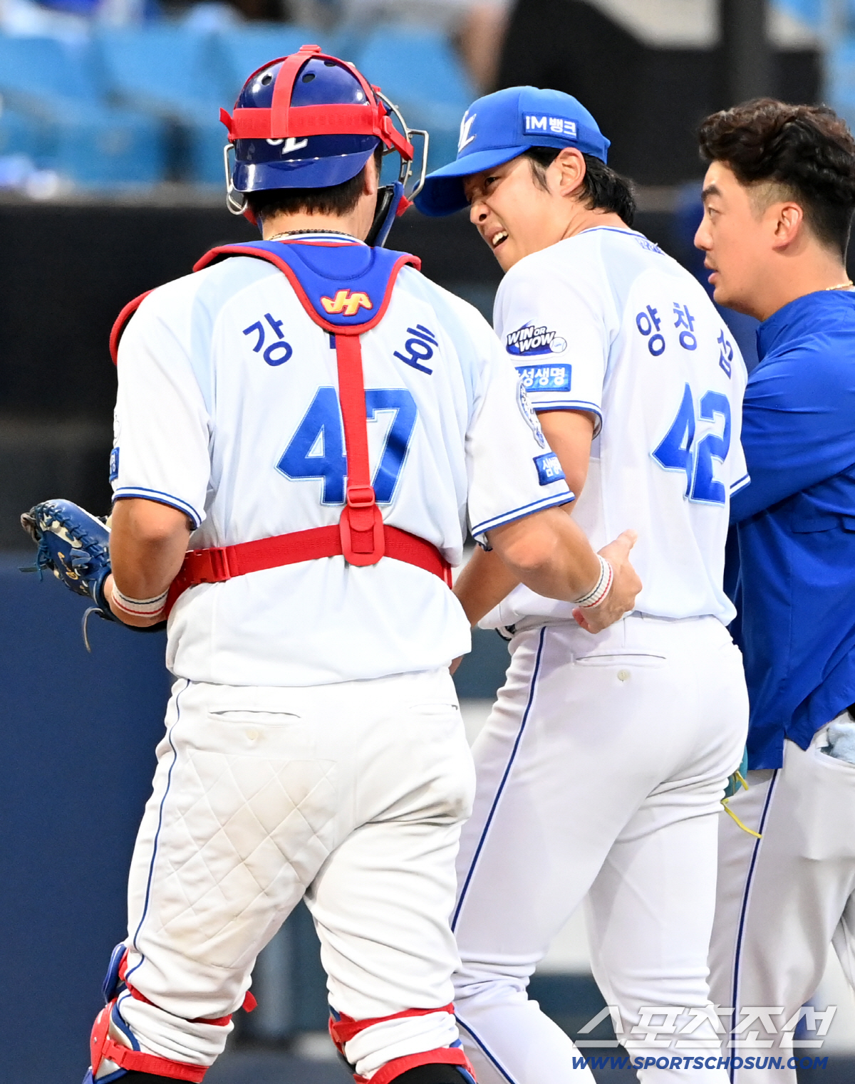 [포토] 타구 맞은 양창섭, 큰 부상이 아니길