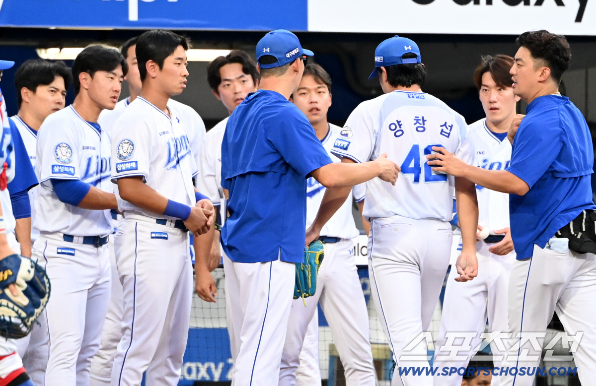 [포토] 타구 맞은 양창섭, 걱정스러운 동료들의 표정