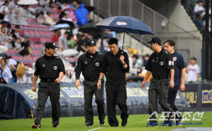 야구팬 약 올리냐? 야속한 잠실 하늘 → LG-두산전 취소하자 비 한 방울 안 내리네