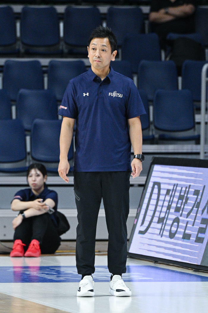 [박신자컵 현장인터뷰]'혼쭐난' 日 구사카 후지쯔 감독 반성 "韓 포기하지 않는 모습, 우리가 따라 해야 한다"