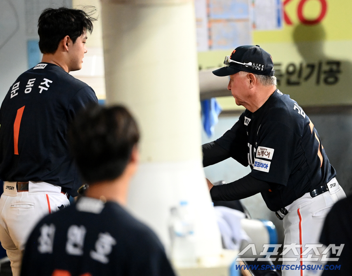 [포토] 김경문 감독과 악수 나누는 문동주