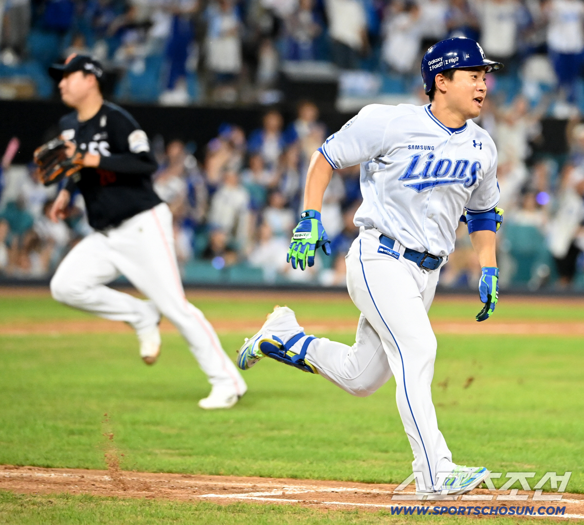 [포토] 2타점 적시타 김헌곤, 미소 지으며 1루로