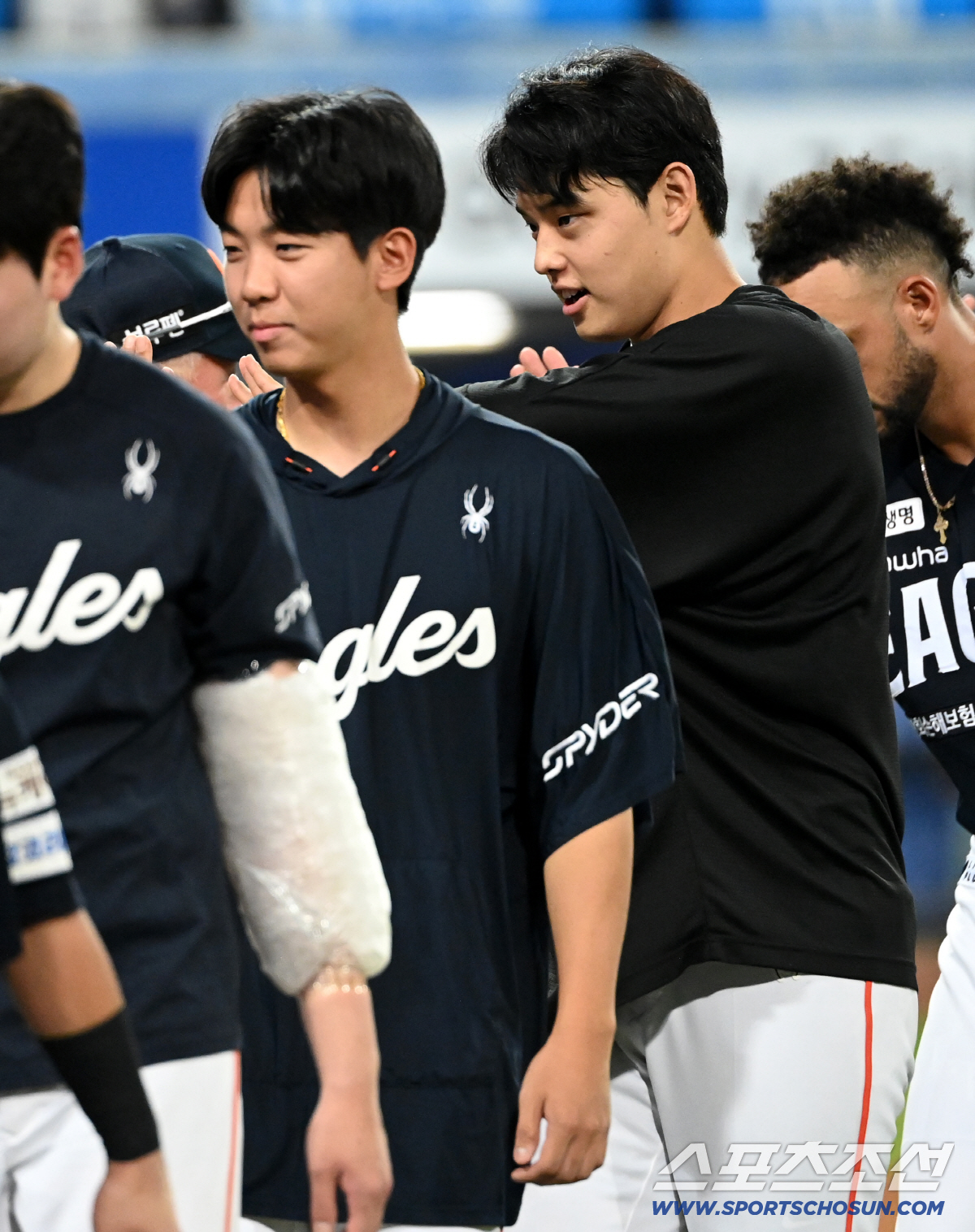 [포토] 11승 달성 문동주, 김경문 감독과 하이파이브