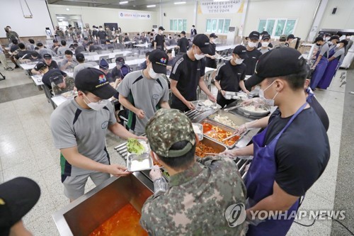 병사 급식·피복 만족도 상승세…"초급간부 처우도 개선해야"