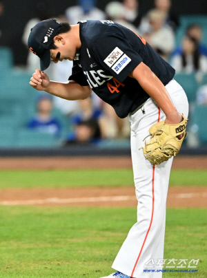 '선배 덕분입니다' 한화 우완 최초 30세이브, 함께해준 선배에 고마움 먼저 표현한 김서현의 깍듯한 인사[대구 현장]
