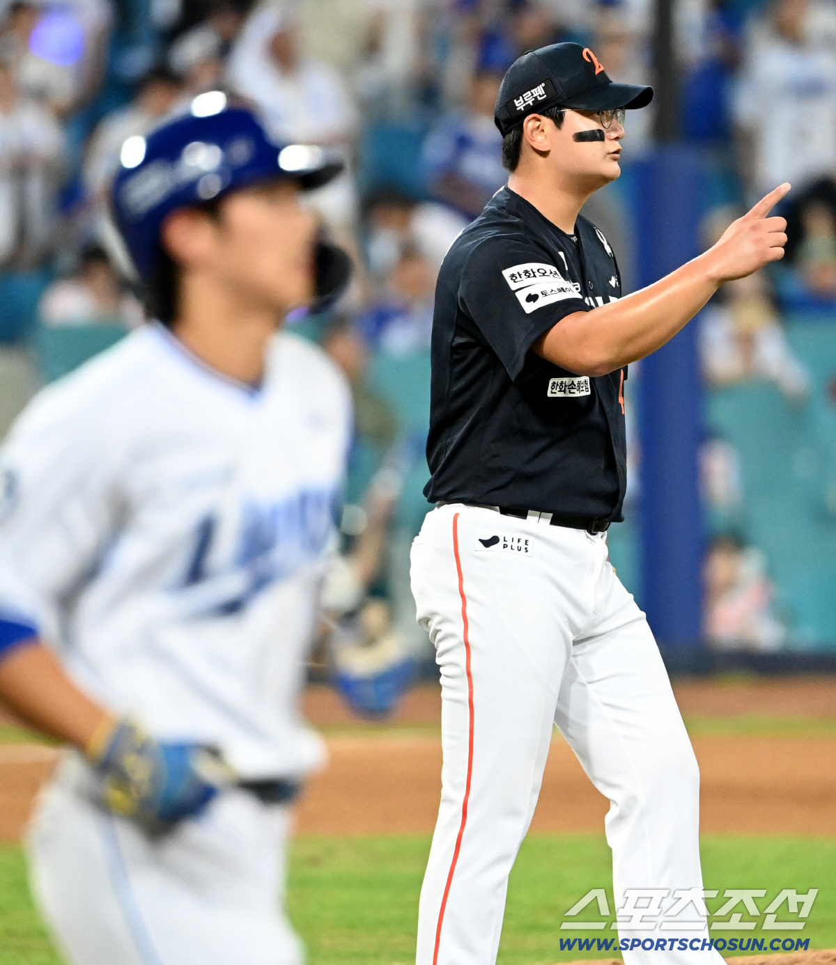 '선배 덕분입니다' 한화 우완 최초 30세이브, 함께해준 선배에 고마움 …