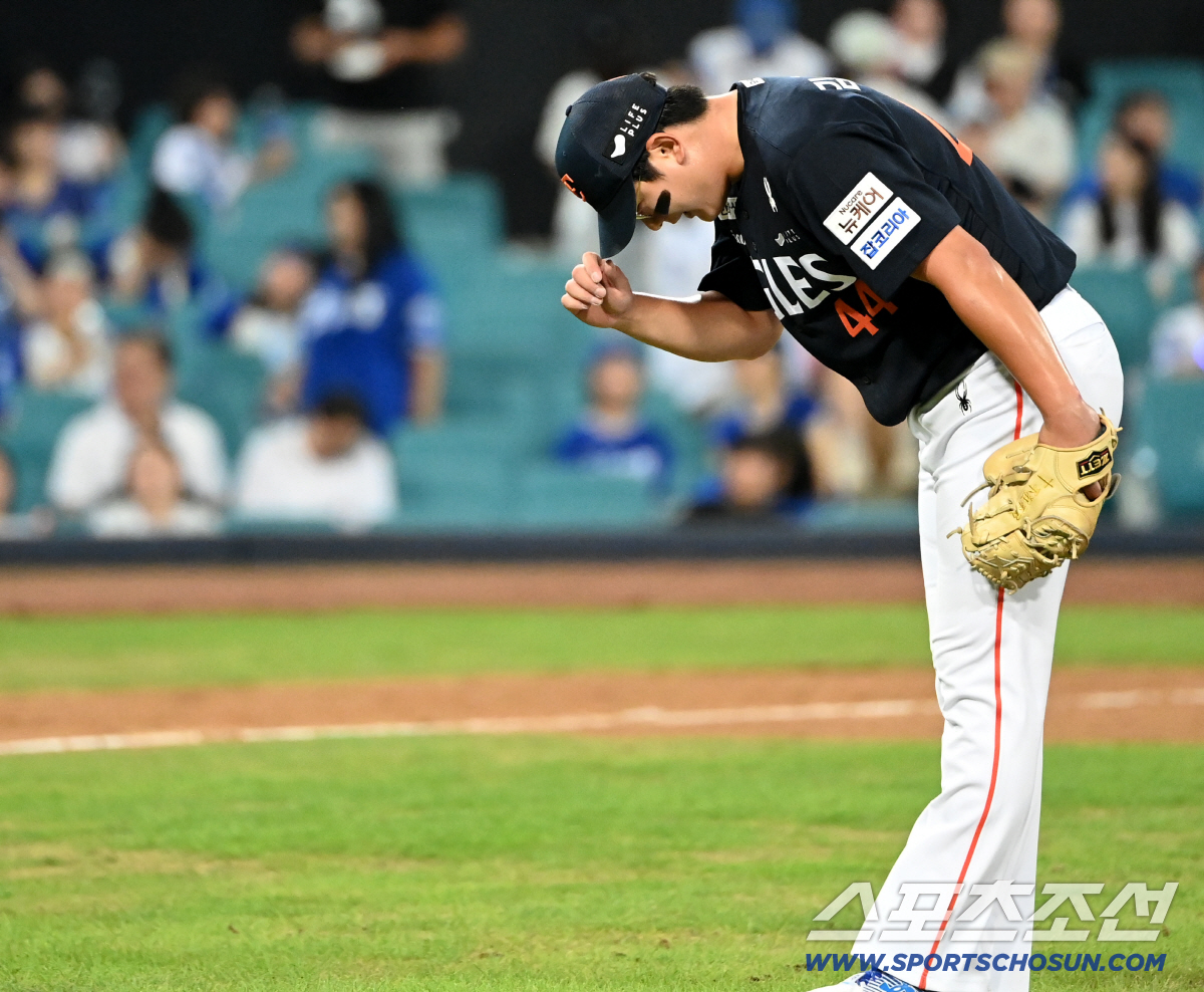 '선배 덕분입니다' 한화 우완 최초 30세이브, 함께해준 선배에 고마움 …