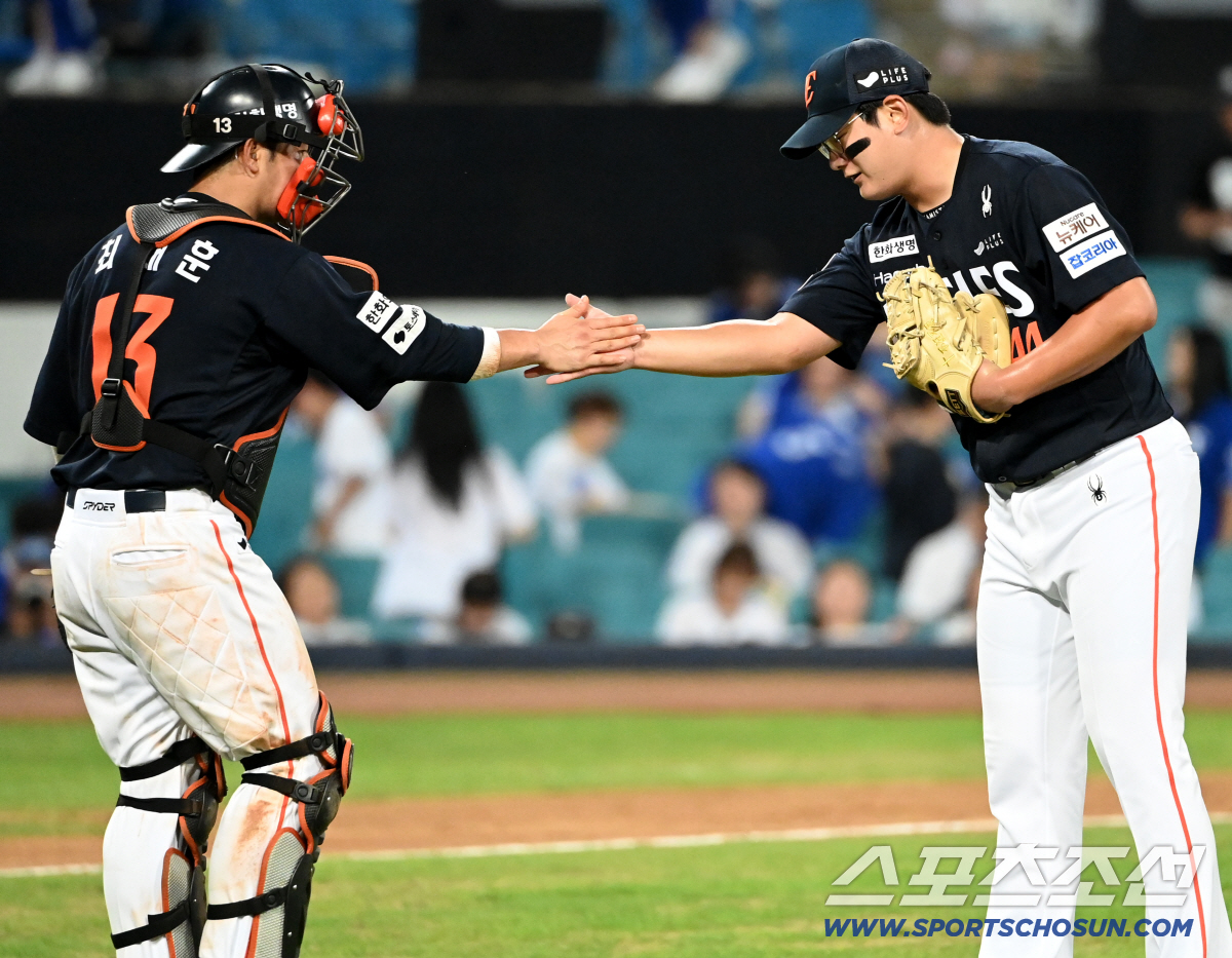 '선배 덕분입니다' 한화 우완 최초 30세이브, 함께해준 선배에 고마움 …