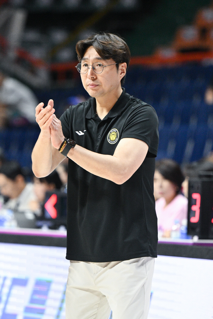 [박신자컵 현장인터뷰]'석패' 김완수 KB 감독 "韓 대표, 발전한 것 보이고 싶었는데…죄송하다"