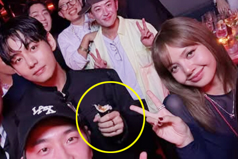 뷔, 블핑 리사 옆 김밥 든 조각미남.."얼굴 보느라 안 보였어"