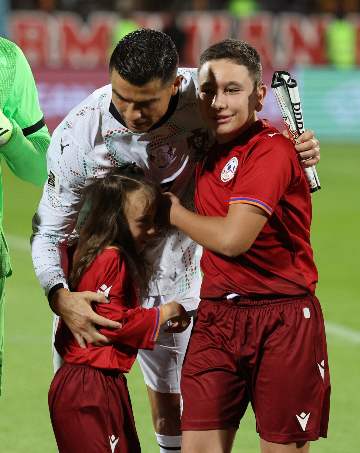 "저리 비켜" 호날두, 셀카 찍으려는 팬 매정하게 밀어내 '논란'…아르메…