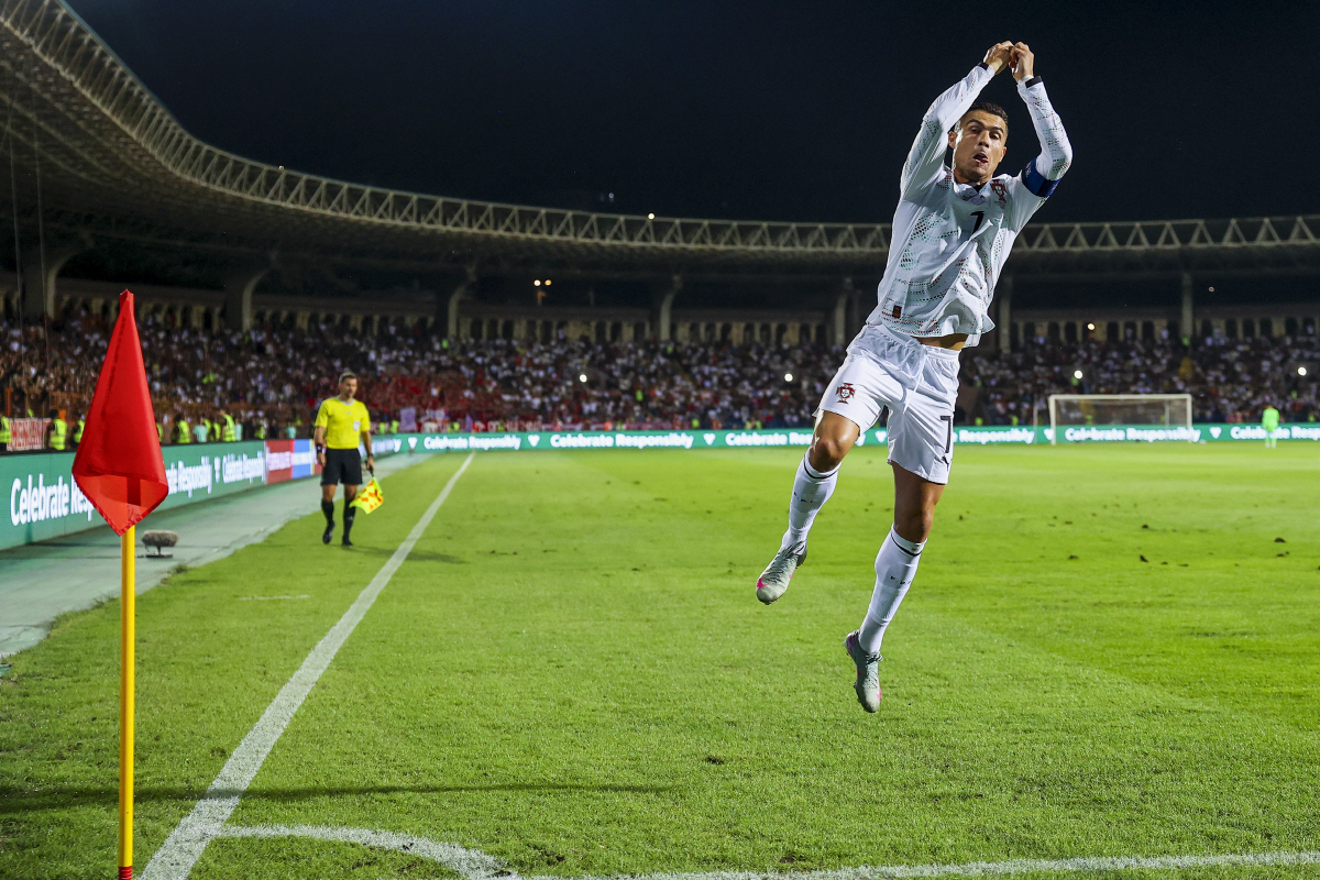 "저리 비켜" 호날두, 셀카 찍으려는 팬 매정하게 밀어내 '논란'…아르메…