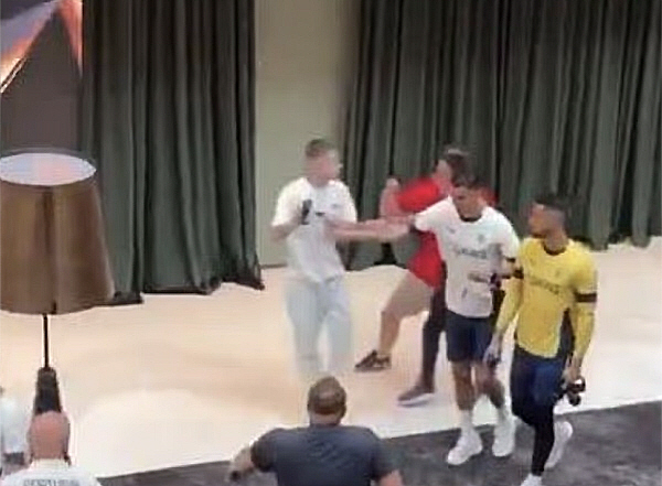 "저리 비켜" 호날두, 셀카 찍으려는 팬 매정하게 밀어내 '논란'…아르메…