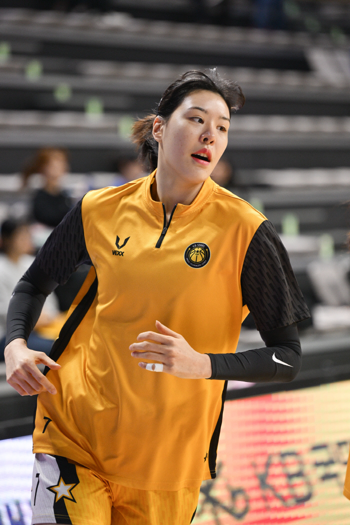 [현장에서]박지수 '원맨팀' 벗어났다, 더 단단해진 '슈퍼팀' 청주 KB "플랜 A-B 준비…더 늘 수 있다"