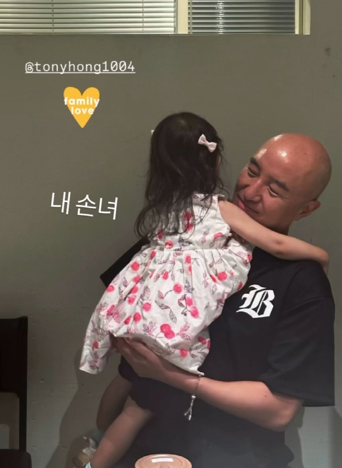 '54세 할아버지' 홍석천, 손주와 따뜻한 순간