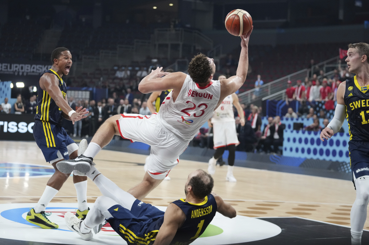 베이비 요키치가 진짜 요키치를 능가했다! 유럽 최고 빅맨 요키치와 센군.…