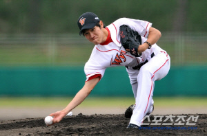 34살에 평생 해온 투구폼을 바꾼다고? → 144㎞ 쾅!…65억 잠수함의 파격 변신, 야구 인생 건 승부수 