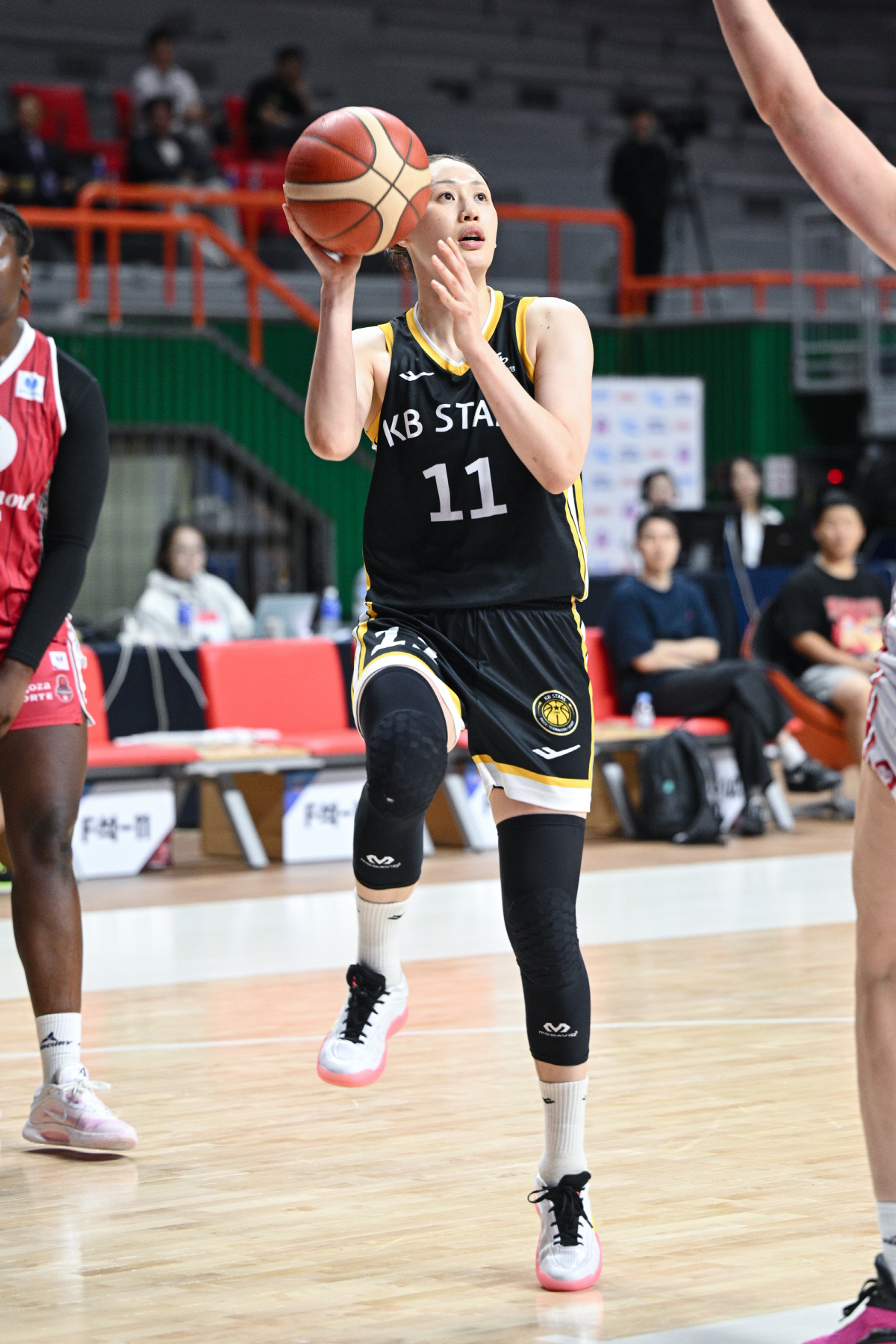 [박신자컵 현장리뷰]'투혼 발휘' 강이슬 26점 KB스타즈, 사라고사에 …