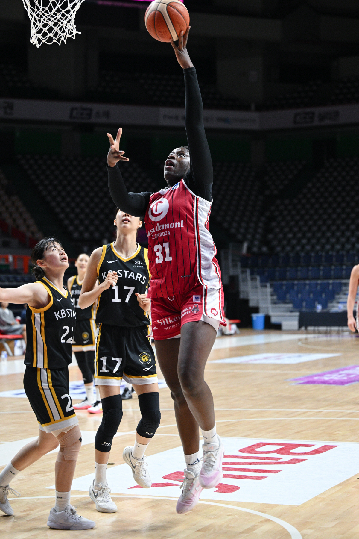 [박신자컵 현장리뷰]'투혼 발휘' 강이슬 26점 KB스타즈, 사라고사에 …