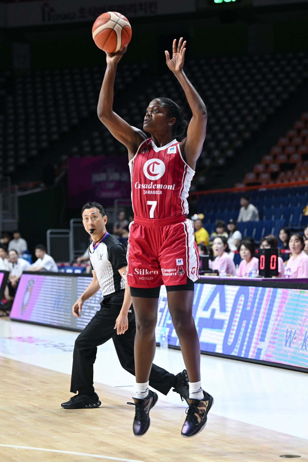 [박신자컵 현장리뷰]'투혼 발휘' 강이슬 26점 KB스타즈, 사라고사에 …