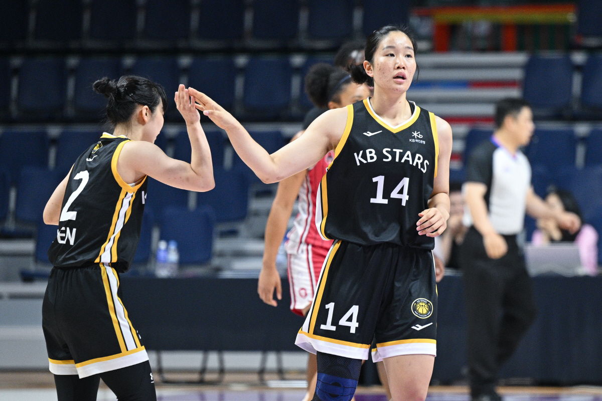 [박신자컵 현장리뷰]'투혼 발휘' 강이슬 26점 KB스타즈, 사라고사에 …