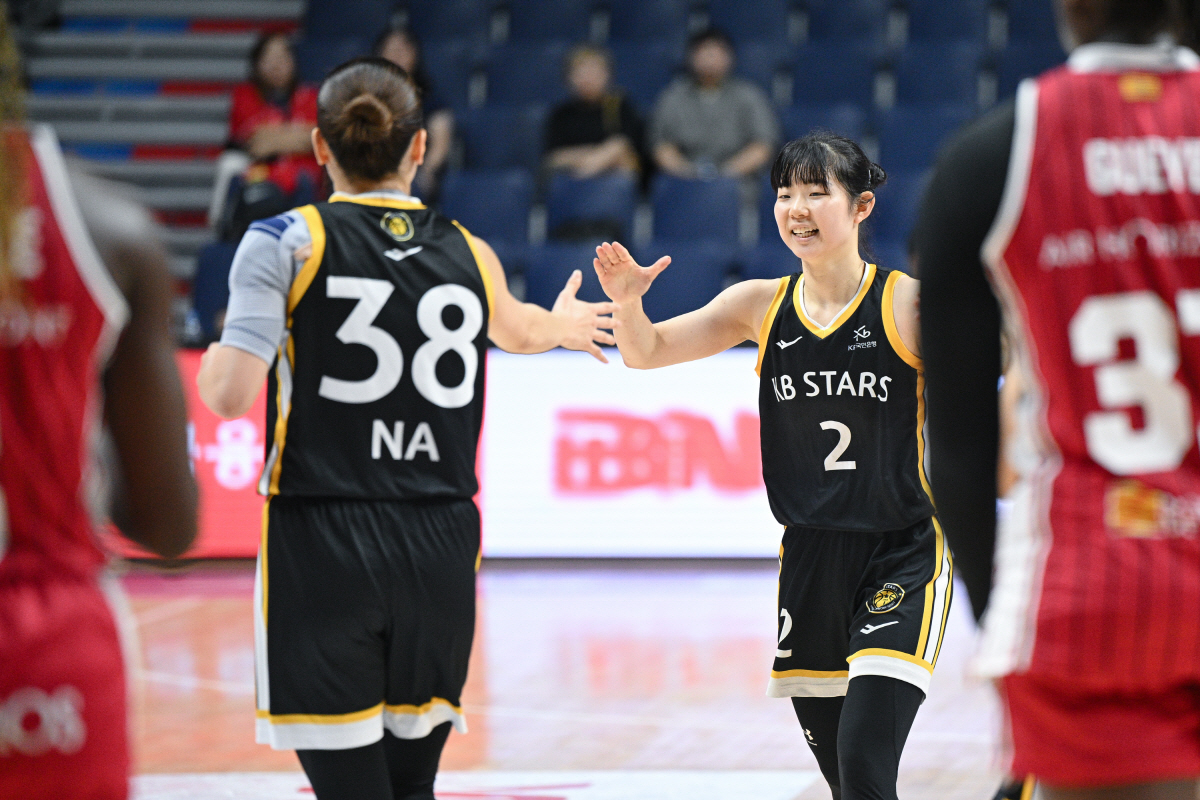 [박신자컵 현장리뷰]'투혼 발휘' 강이슬 26점 KB스타즈, 사라고사에 …