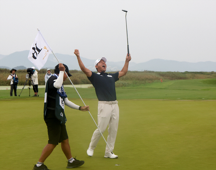 14년 만에 이룬 첫 다승 감격...이걸로 끝이 아니다 "PGA 꿈 여전…