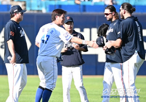 '어서 와!' 라팍 온 류현진 폰세 와이스 손아섭 채은성 맞이한 강민호의 인사[대구 현장]