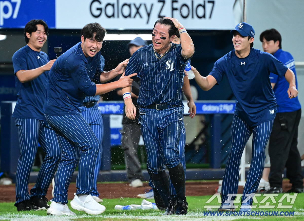[포토] 강민호, 350홈런 축하 시원한 물세례!