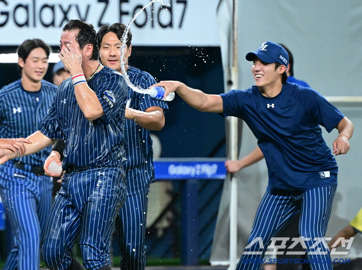 [포토] 원태인, 민호형 350홈런 축하해요