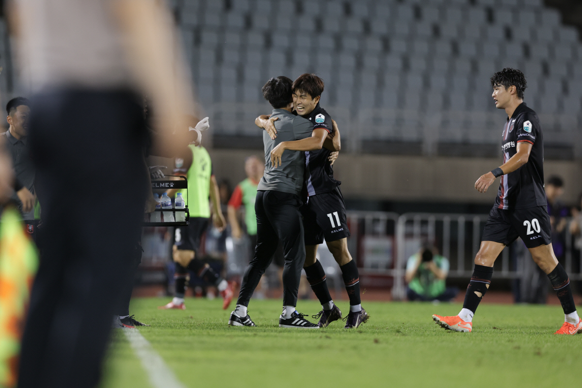 [부천 리뷰]'박창준 결승포' 부천, 선두 인천 1:0 제압...2위 수…