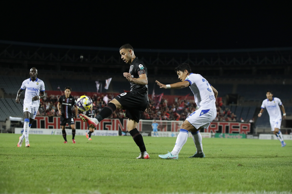 [부천 리뷰]'박창준 결승포' 부천, 선두 인천 1:0 제압...2위 수…