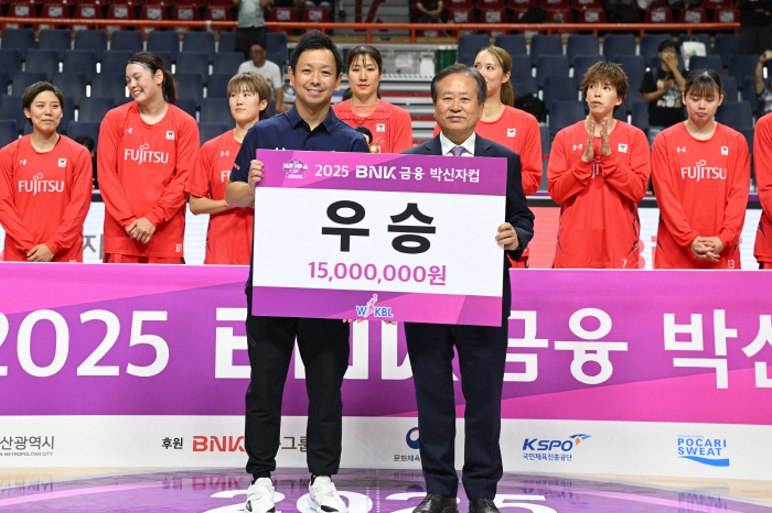 [현장인터뷰]'2연속 우승' 日 후지쯔 감독 "우리은행→KB 보면서…한국 팀에 배우는 것 많다"