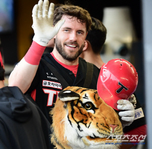 '아니 지금 전력 제외?' 왜 31홈런-75타점 외국인 포기 고민하나…