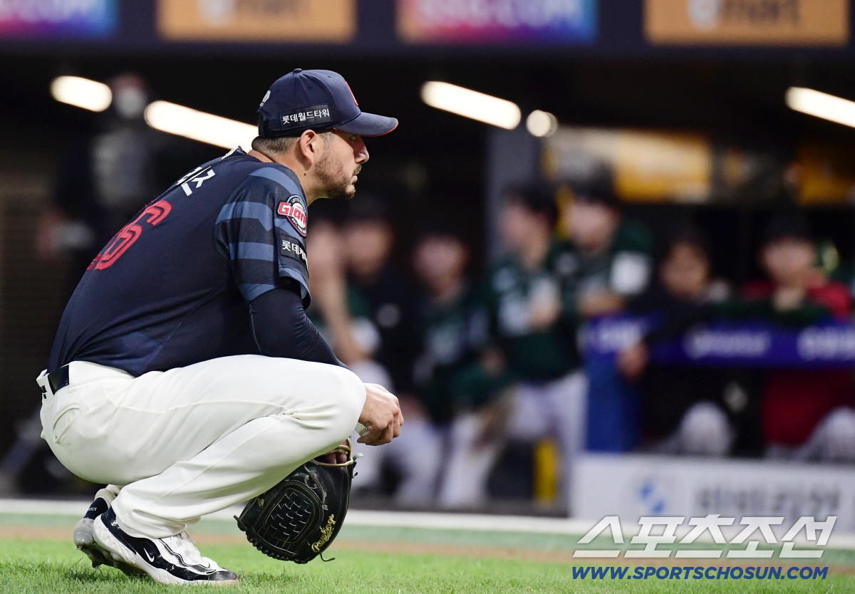 왜 이렇게 화가 나있어? 피치클락에 보크까지, 동료에겐 미소 한번 없다……