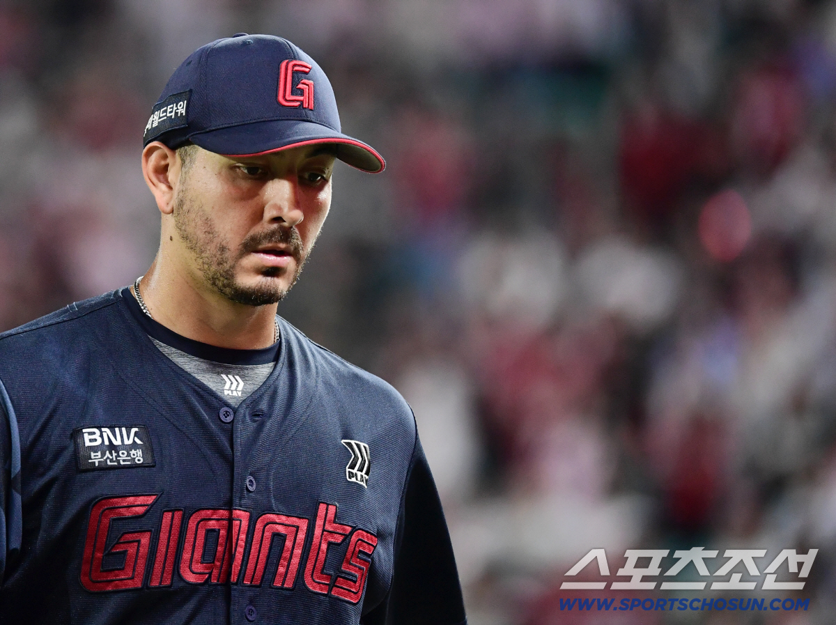 왜 이렇게 화가 나있어? 피치클락에 보크까지, 동료에겐 미소 한번 없다……