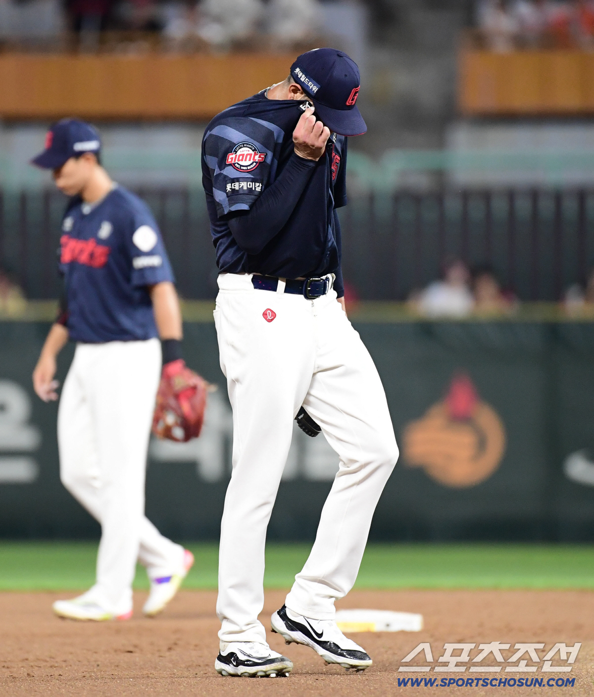 왜 이렇게 화가 나있어? 피치클락에 보크까지, 동료에겐 미소 한번 없다……